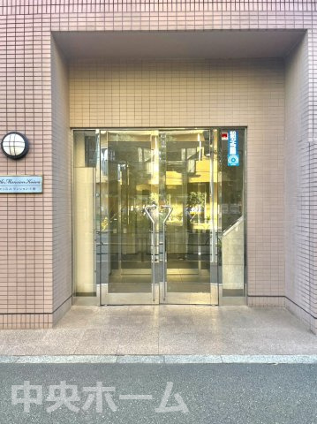 キャッスルマンション小岩のエントランス|【エントランス】マンションのエントランスは、その物件の印象を決める、顔とも言える場所です。毎日通る場所ですからきれいなのが一番です。エントランス内はオートロックですので暮らしの安全も確保されています。