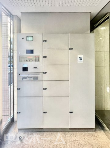 キャッスルマンション小岩の設備|【宅配ボックス】在宅時・不在時に関わらず、居住者の代わりに非対面で宅配物を受け取ってくれる便利な設備です。わかりやすくご説明致しますので見学時にはお部屋だけではなく共用部分もぜひチェックしてください。