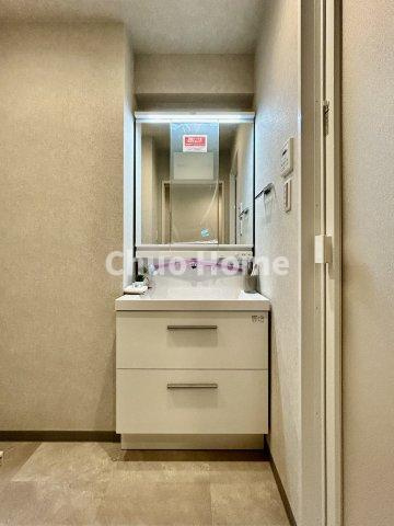 キャッスルマンション小岩の独立洗面台|【洗面化粧台】洗面化粧台には三面鏡を採用。身だしなみを整えやすい事はもちろんですが、鏡の後ろに収納スペースを設ける事により、散らかりやすい洗面スペースをすっきりさせる事が出来るのも嬉しいですね