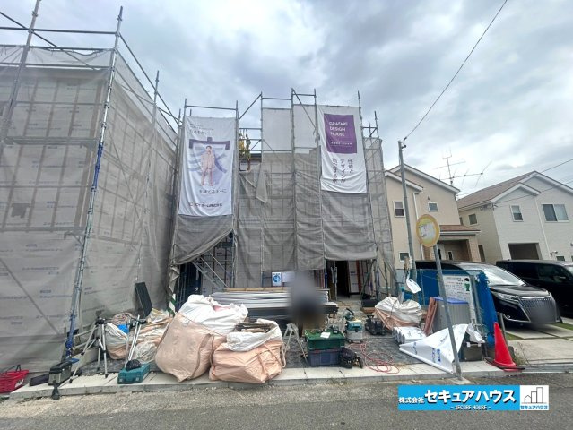 【同施工物件ご案内可能】豊明市二村台　全3棟のその他|【LDKイメージ】
◆通学から帰宅し、リビングルームで会話を楽しむ子ども達。リビングから臨む景色は太陽色に染まり、解放感溢れゆったりとしたひと時を過ごすことが出来る素敵な空間です。