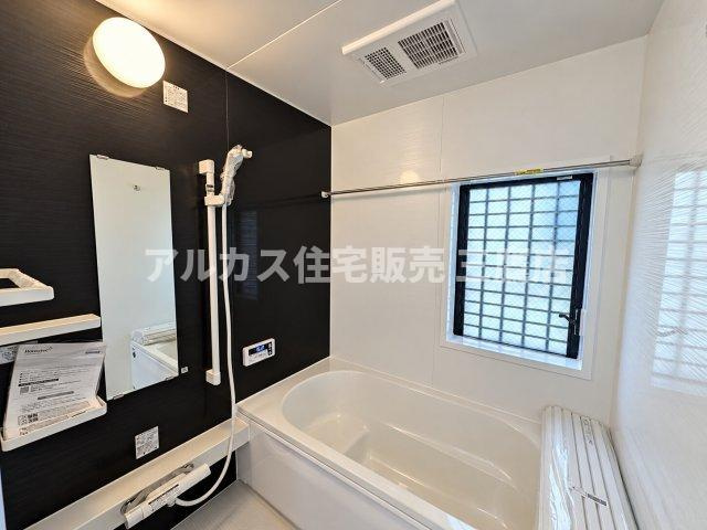 東久留米市前沢3丁目 西武新宿線 花小金井駅 中古戸建の浴室|シャワーヘッドの位置調整が可能なスライドバーや、追焚機能付きのユニットバスが完備された機能的な浴室空間です。