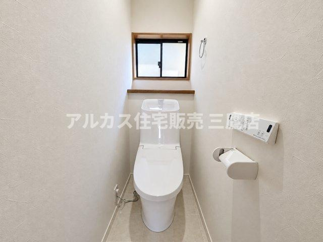 東久留米市前沢3丁目 西武新宿線 花小金井駅 中古戸建のトイレ|清潔感あふれるホワイト基調の温水洗浄便座付きトイレです。小窓からの自然光と、壁面のアクセントクロスが爽やかな空間を演出しています。