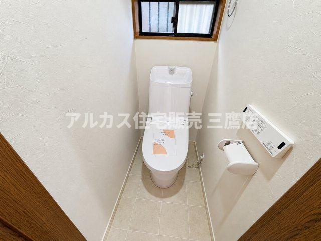東久留米市前沢3丁目 西武新宿線 花小金井駅 中古戸建のトイレ|手洗い一体型のスッキリとしたフォルムが魅力のトイレです。リモコン付きで操作もしやすく、快適にご利用いただけます。