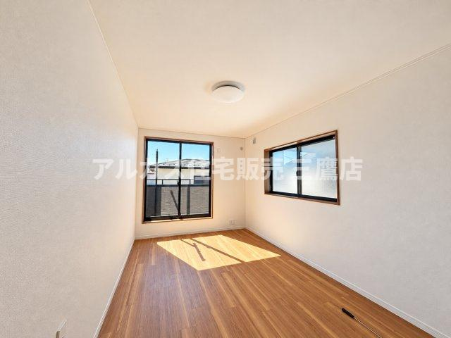 東久留米市前沢3丁目 西武新宿線 花小金井駅 中古戸建の洋室|二面採光で明るく風通しの良い居室空間です。太陽の光が心地よく差し込み、毎日の生活を爽やかに彩ります。