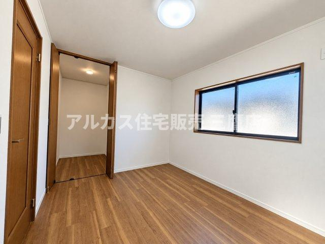 東久留米市前沢3丁目 西武新宿線 花小金井駅 中古戸建の洋室|落ち着いた色合いの木目調ドアと窓が印象的な洋室です。プライベートな時間を快適に過ごせる空間に仕上がっています。  