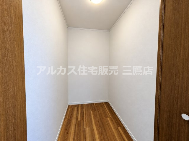 東久留米市前沢3丁目 西武新宿線 花小金井駅 中古戸建の収納|衣類だけでなくキャリーケースや季節ものの大きな荷物もたっぷり収納できる、ゆとりある奥行きを備えたウォークインクローゼットです。
