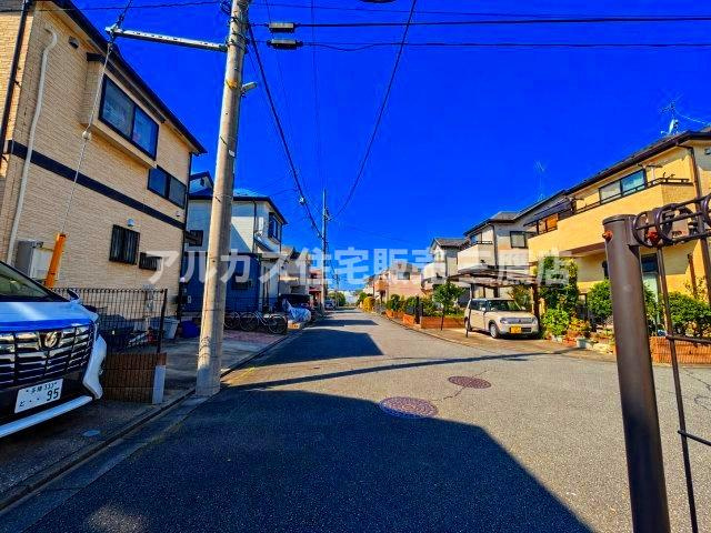 東久留米市前沢3丁目 西武新宿線 花小金井駅 中古戸建の前面道路含む現地写真|青空の下、整然とした街並みが広がる前面道路です。道幅にもゆとりがあり、お車の出し入れや歩行もスムーズに行えます。