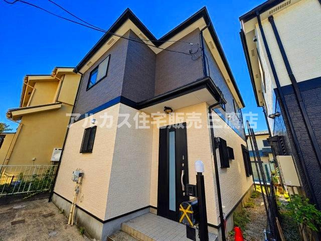 東久留米市前沢3丁目 西武新宿線 花小金井駅 中古戸建のその他|青空の下に映える落ち着いた色合いの外観デザインで、丁寧な施工と美しい仕上げが際立つリフォーム完了済みの現地様子です。