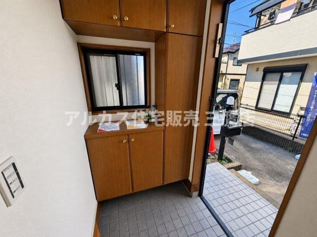 東久留米市前沢3丁目 西武新宿線 花小金井駅 中古戸建の玄関|あたたかみのある木目調のシューズボックスが備わり、窓からの自然光を取り込むすっきりと落ち着いた玄関スペースです。
