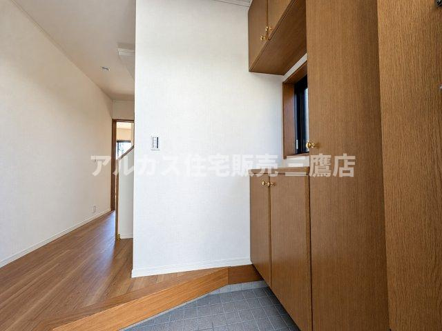 東久留米市前沢3丁目 西武新宿線 花小金井駅 中古戸建の玄関|白を基調とした爽やかな内装に、使い勝手の良い収納力のある下足入れがレイアウトされた開放感のある玄関・廊下まわりです。
