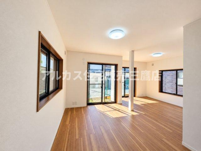 東久留米市前沢3丁目 西武新宿線 花小金井駅 中古戸建の居間・リビング|複数の窓からたっぷりと心地よい自然光が降り注ぎ、開放感と温もりに満ちた快適なリビングダイニングスペースです。 
