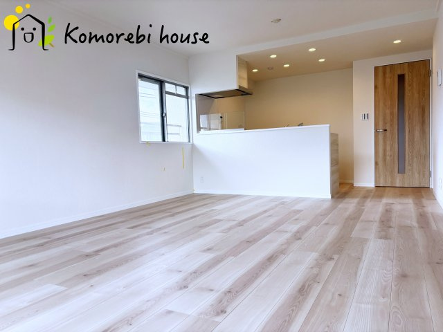 蓮田駅前住宅　六号棟の居間・リビング|26.10.4 撮影