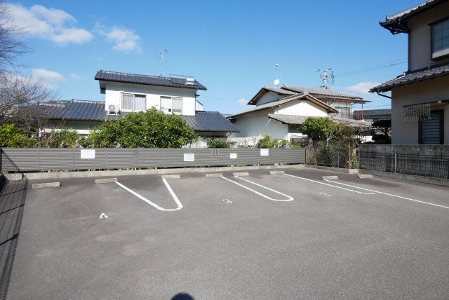 レオネクストアムールの駐車場