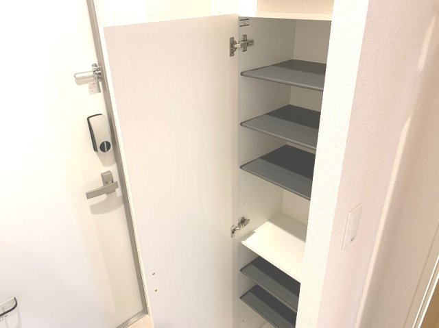 クレイノゾーンウイングサードの内装|靴箱