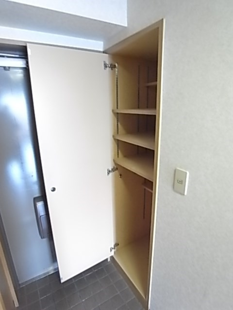 マーガレットハイツ（南塚口町3丁目）の収納