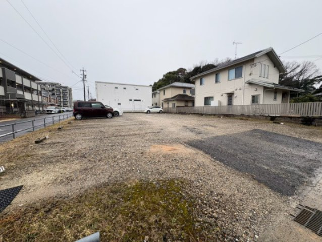 かつやビルの駐車場