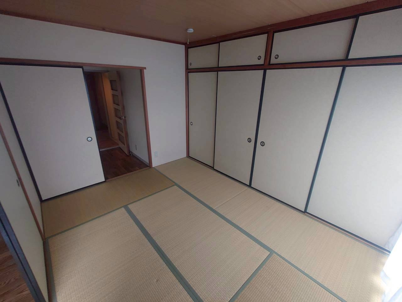 かつやビルの和室