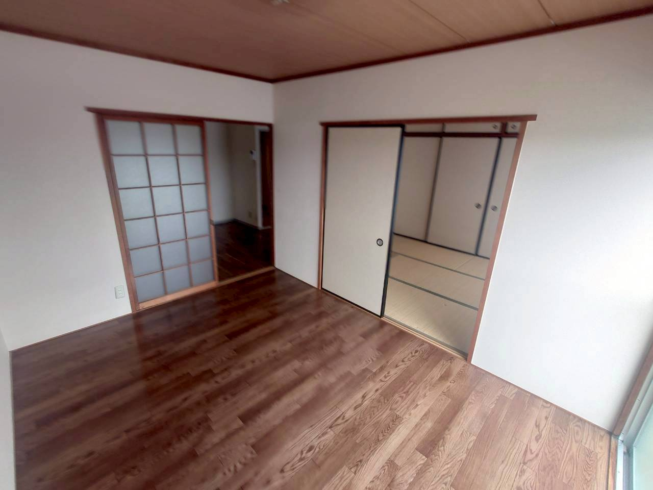 かつやビルの内装