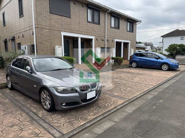 ローズコートひばりAの駐車場