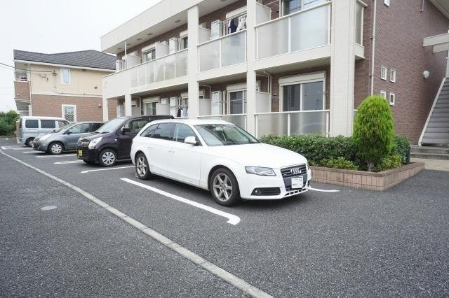 グロウ　マーシュの駐車場