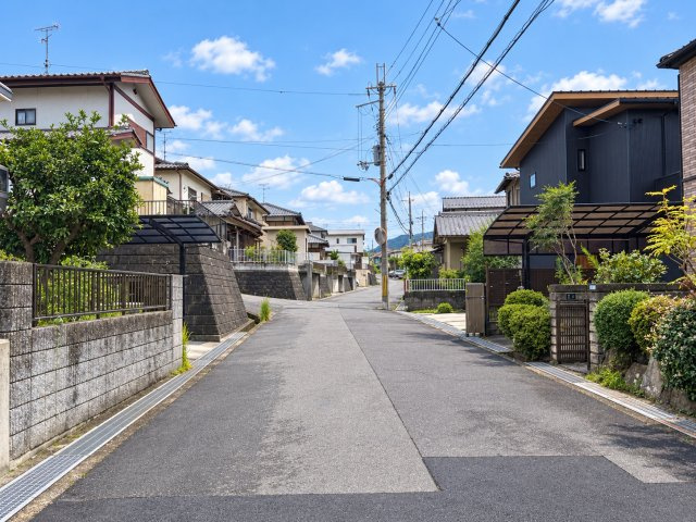湖南市宝来坂二丁目の前面道路含む現地写真