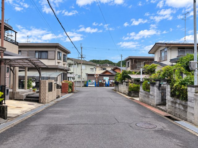 湖南市宝来坂二丁目の前面道路含む現地写真