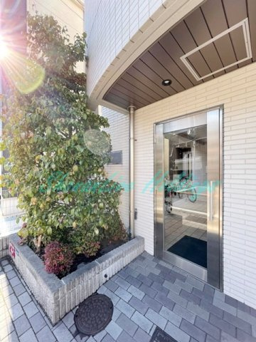 鎌倉市台２丁目の賃貸マンションのエントランス
