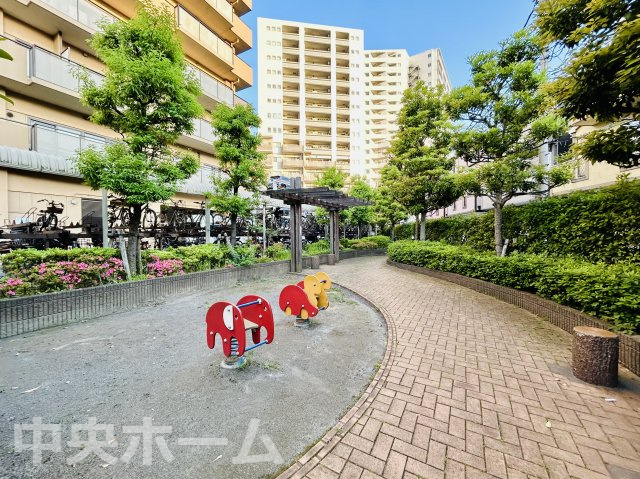 東京アルバタワーの中庭|敷地内には緑も多く住環境良好です