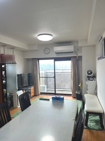 東京アルバタワーの居間・リビング|【居間・リビング】「ＬＤＫは家族団らんをデザイン」広いＬＤＫでは家族が集まり一緒の時間を過ごせる工夫がされております。何気ない一日の当たり前のひとコマがいつか一生の宝物になります
