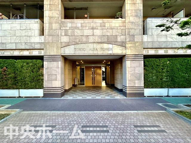 東京アルバタワーのエントランス|【エントランス】マンションのエントランスは、その物件の印象を決める、顔とも言える場所です。毎日通る場所ですからきれいなのが一番です。エントランス内はオートロックですので暮らしの安全も確保されています。