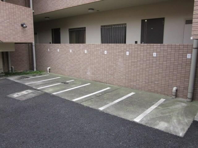 多摩市永山１丁目の賃貸マンションの駐車場