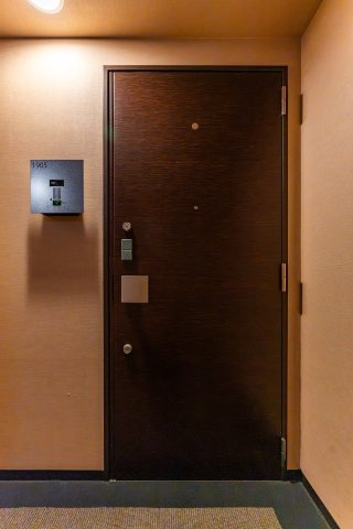 N4.TOWER（エヌフォー・タワー）の玄関