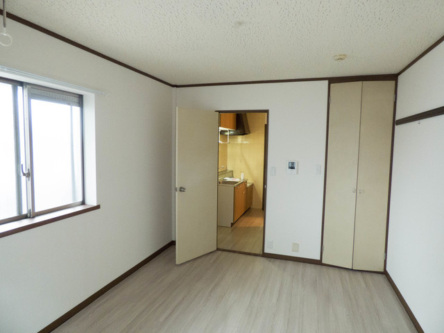 フジコーポの居間・リビング|２面採光の明るいお部屋です♪