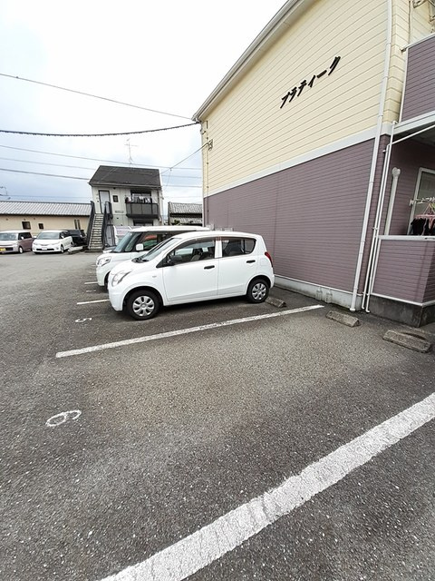 プラティークの駐車場|駐車場