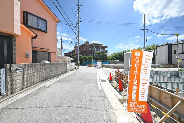 ハートフルタウン田能4丁目新築一戸建て│3SLDK+駐車駐輪の前面道路含む現地写真|北西側道路幅員は約4.9ｍです。