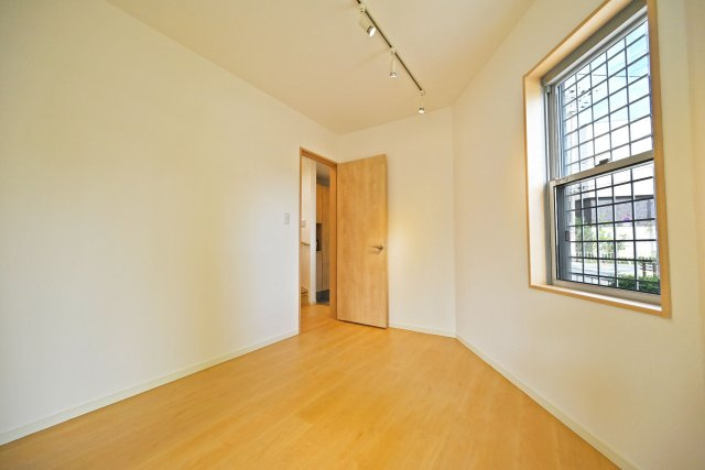 箕面市外院3丁目中古戸建｜3SLDK＋駐車1台可の収納|1階洋室約5.5帖
クローゼット完備されています。
