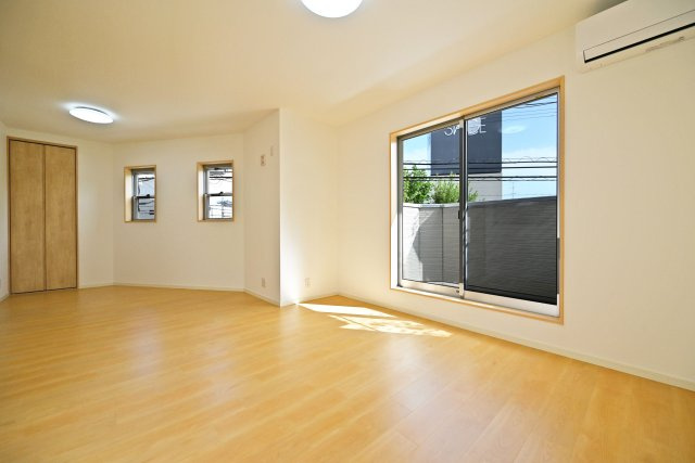 箕面市外院3丁目中古戸建｜3SLDK＋駐車1台可の居間・リビング|日中は南側に大きく開いた窓から明るい陽射しが差し込んで明るい空間になっています。家族の笑い声が聞こえてきそうですね。