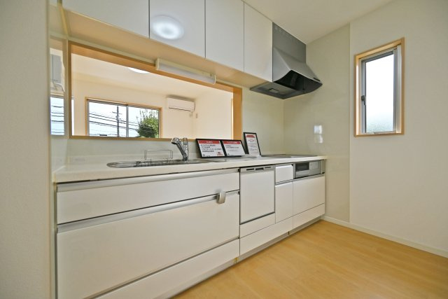 箕面市外院3丁目中古戸建｜3SLDK＋駐車1台可のキッチン|対面式キッチンなのでお料理をしながら家族との会話を楽しむことができます。学校での出来事や職場での話など話題は尽きません。