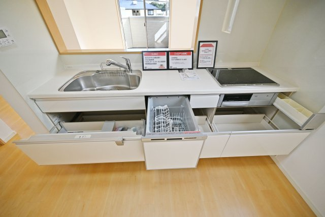 箕面市外院3丁目中古戸建｜3SLDK＋駐車1台可のキッチン|シンク下の収納スペースには大きなお鍋やフライパンなどの調理器具もスッポリ収納できます。又、食洗機付なので、食後の面倒な片付けもスムーズです。