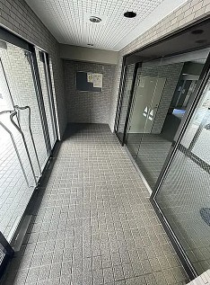 ライオンズガーデン河辺のエントランス