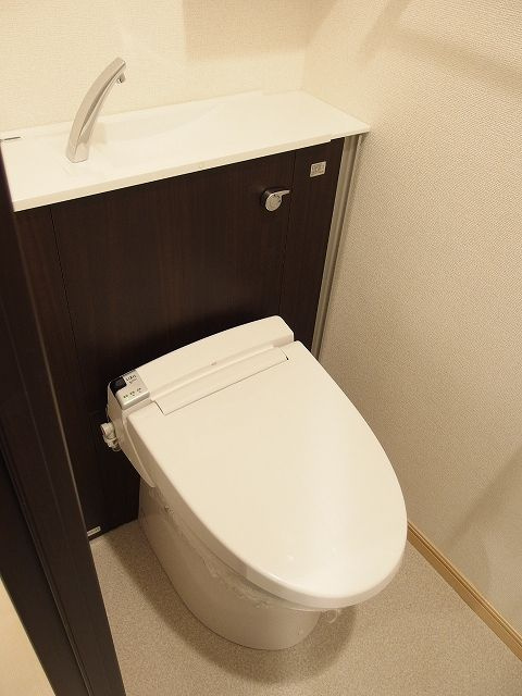 ヴィラージュ経堂のトイレ|落ち着いた色調のトイレです