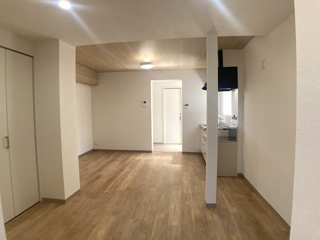 苅藻通2丁目平屋の居間・リビング|リノベーションされた非常に綺麗な室内が魅力的です