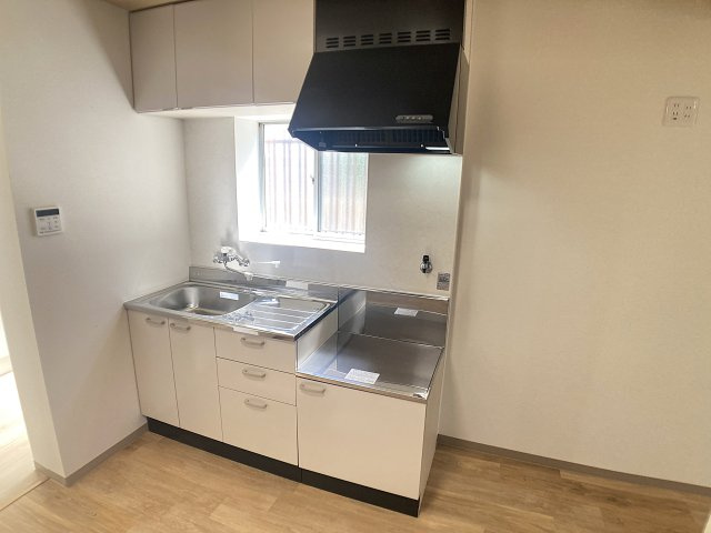 苅藻通2丁目平屋のキッチン|ガスコンロ設置型キッチン。明るい窓完備