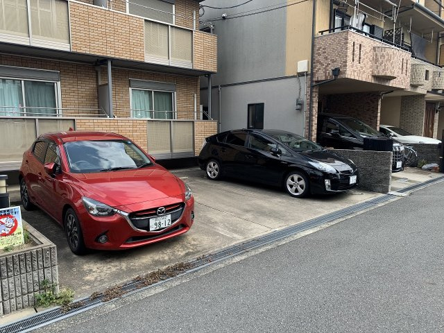 プレジールHATTORIの駐車場