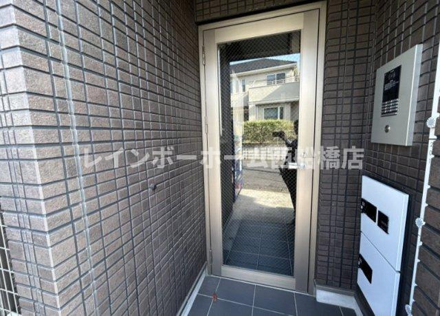 千葉市花見川区朝日ケ丘４丁目のアパートのエントランス