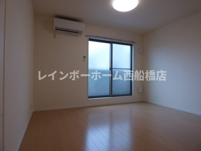 千葉市花見川区朝日ケ丘４丁目のアパートの居間・リビング