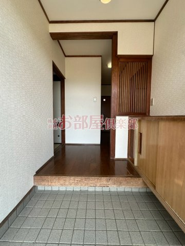 北野町富田貸家の玄関|収納もある玄関です