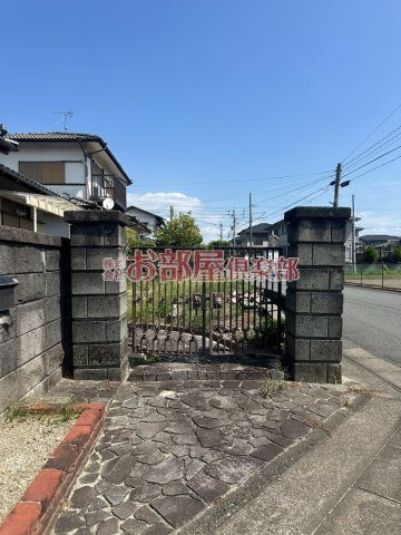 北野町富田貸家のエントランス|ゆとりのあるエントランスです