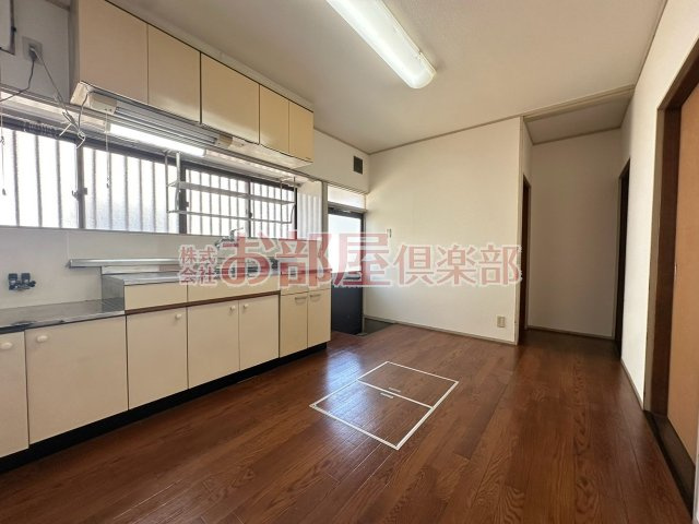北野町富田貸家の居間・リビング|こちらのリビングで趣味の時間をお楽しみください