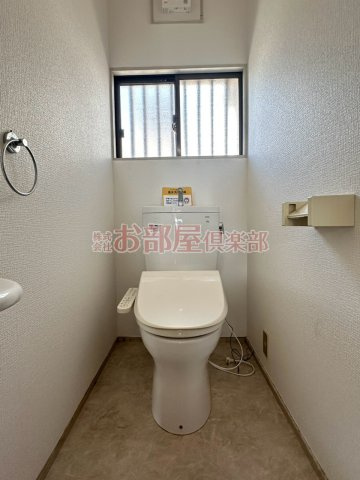 北野町富田貸家のトイレ|落ち着いた色調のトイレです